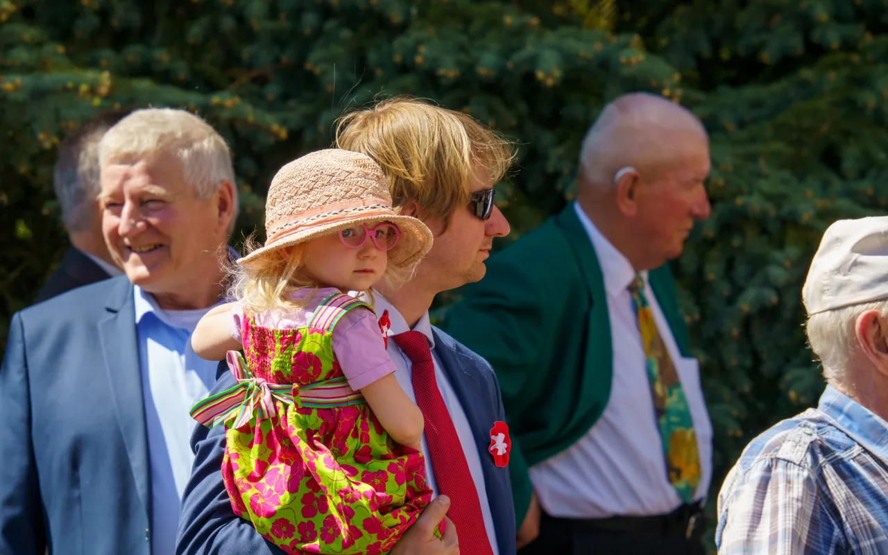 Galeria zdjęć z obchodów 235. rocznicy Konstytucji 3 Maja w Skierniewicach: msza święta, służby mundurowe oraz uroczyste złożenie kwiatów pod Pomnikiem Niepodległości na placu Jana Pawła II.