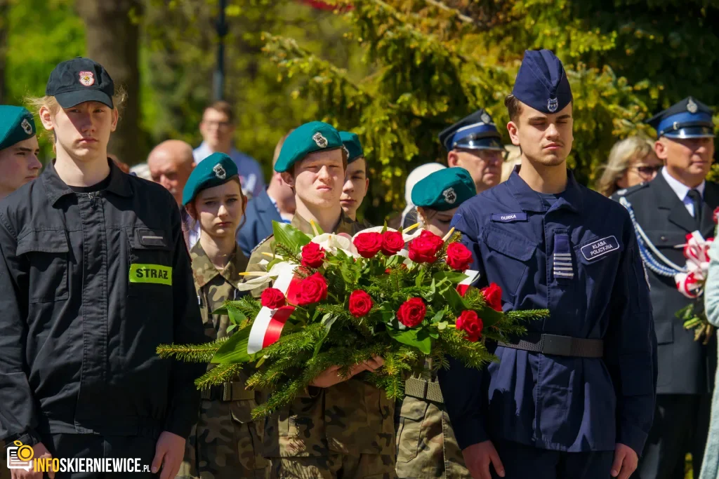 Galeria zdjęć z obchodów 235. rocznicy Konstytucji 3 Maja w Skierniewicach: msza święta, służby mundurowe oraz uroczyste złożenie kwiatów pod Pomnikiem Niepodległości na placu Jana Pawła II.