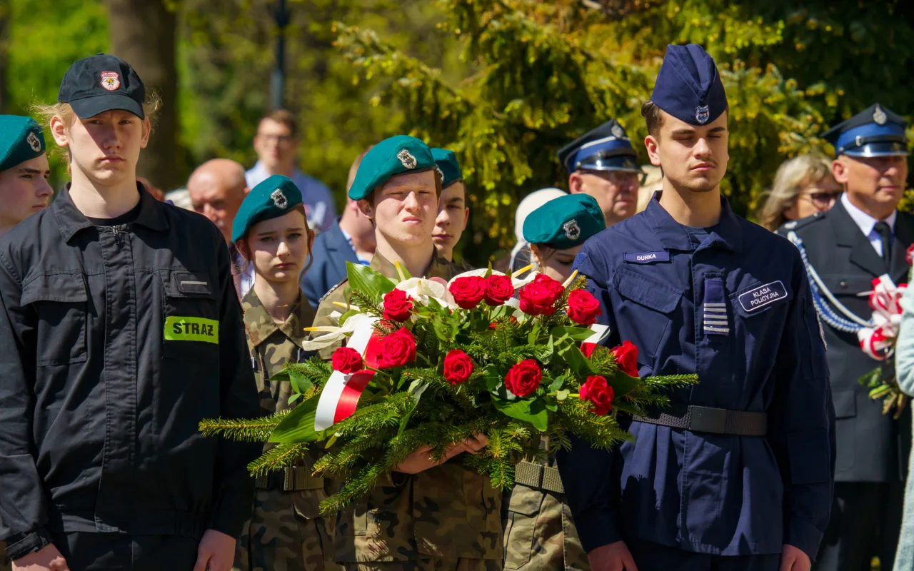 Galeria zdjęć z obchodów 235. rocznicy Konstytucji 3 Maja w Skierniewicach: msza święta, służby mundurowe oraz uroczyste złożenie kwiatów pod Pomnikiem Niepodległości na placu Jana Pawła II.