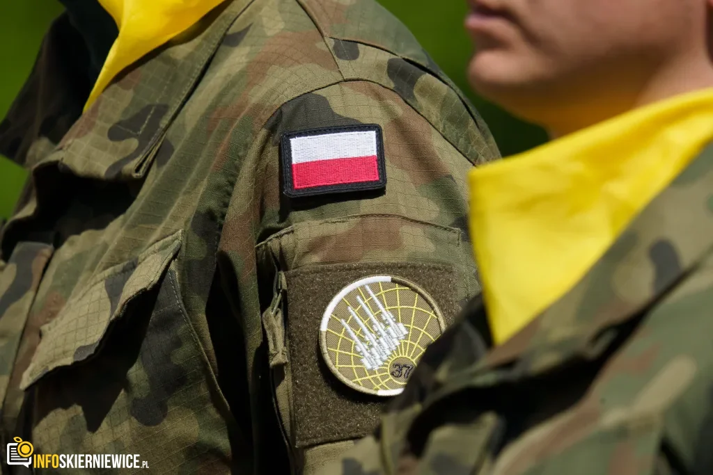 Galeria zdjęć z obchodów 235. rocznicy Konstytucji 3 Maja w Skierniewicach: msza święta, służby mundurowe oraz uroczyste złożenie kwiatów pod Pomnikiem Niepodległości na placu Jana Pawła II.