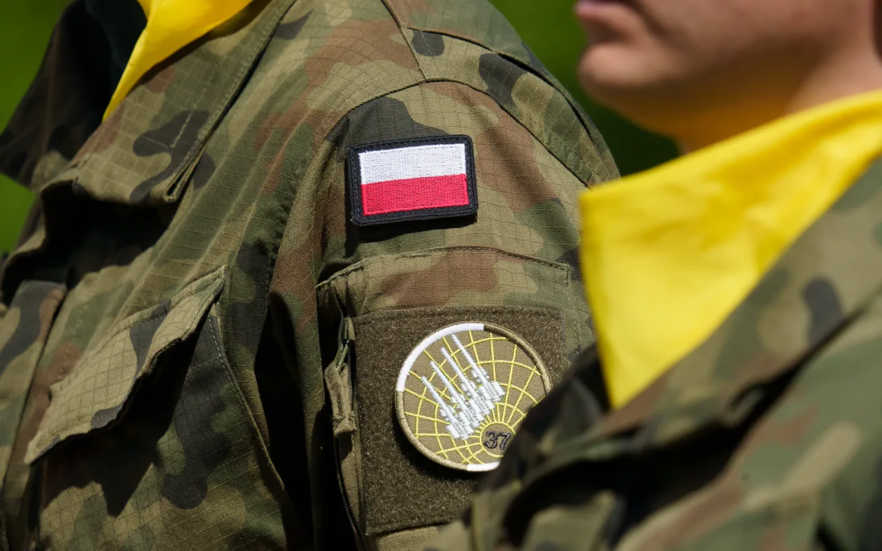 Galeria zdjęć z obchodów 235. rocznicy Konstytucji 3 Maja w Skierniewicach: msza święta, służby mundurowe oraz uroczyste złożenie kwiatów pod Pomnikiem Niepodległości na placu Jana Pawła II.