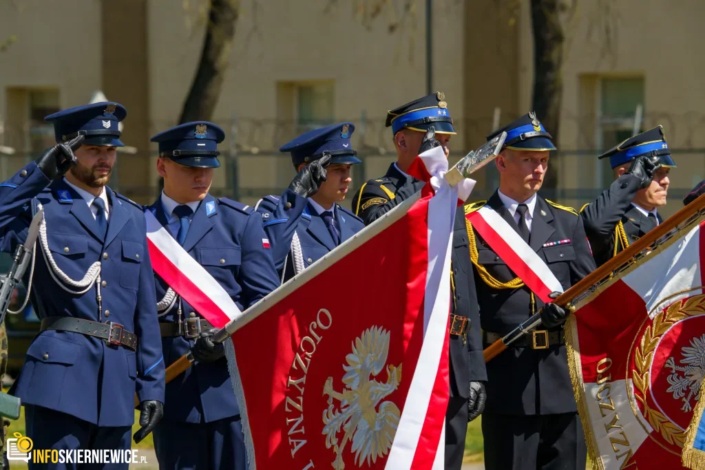 Galeria zdjęć z obchodów 235. rocznicy Konstytucji 3 Maja w Skierniewicach: msza święta, służby mundurowe oraz uroczyste złożenie kwiatów pod Pomnikiem Niepodległości na placu Jana Pawła II.