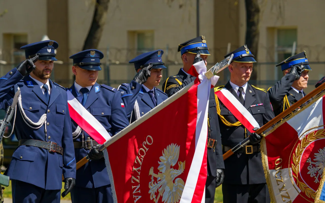 Galeria zdjęć z obchodów 235. rocznicy Konstytucji 3 Maja w Skierniewicach: msza święta, służby mundurowe oraz uroczyste złożenie kwiatów pod Pomnikiem Niepodległości na placu Jana Pawła II.