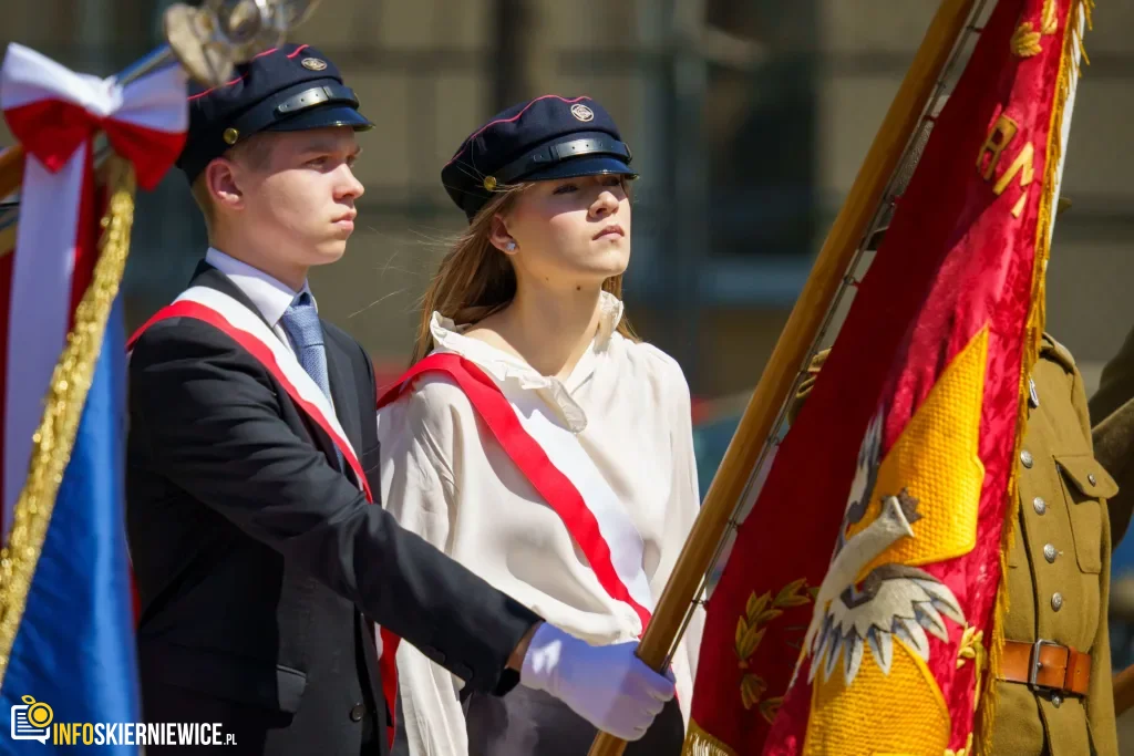 Galeria zdjęć z obchodów 235. rocznicy Konstytucji 3 Maja w Skierniewicach: msza święta, służby mundurowe oraz uroczyste złożenie kwiatów pod Pomnikiem Niepodległości na placu Jana Pawła II.
