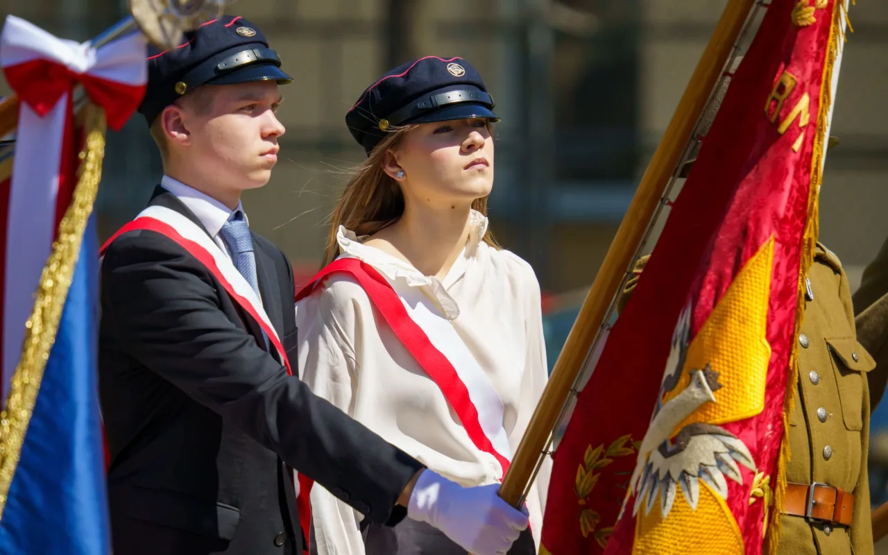 Galeria zdjęć z obchodów 235. rocznicy Konstytucji 3 Maja w Skierniewicach: msza święta, służby mundurowe oraz uroczyste złożenie kwiatów pod Pomnikiem Niepodległości na placu Jana Pawła II.