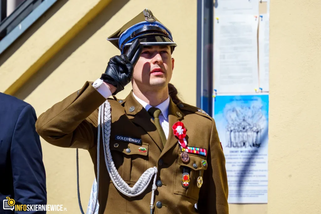 Skierniewice uczciły 235. rocznicę Konstytucji 3 Maja. Uroczystości pod Pomnikiem Niepodległości 5 Galeria zdjęć z obchodów 235. rocznicy Konstytucji 3 Maja w Skierniewicach: msza święta, służby mundurowe oraz uroczyste złożenie kwiatów pod Pomnikiem Niepodległości na placu Jana Pawła II.