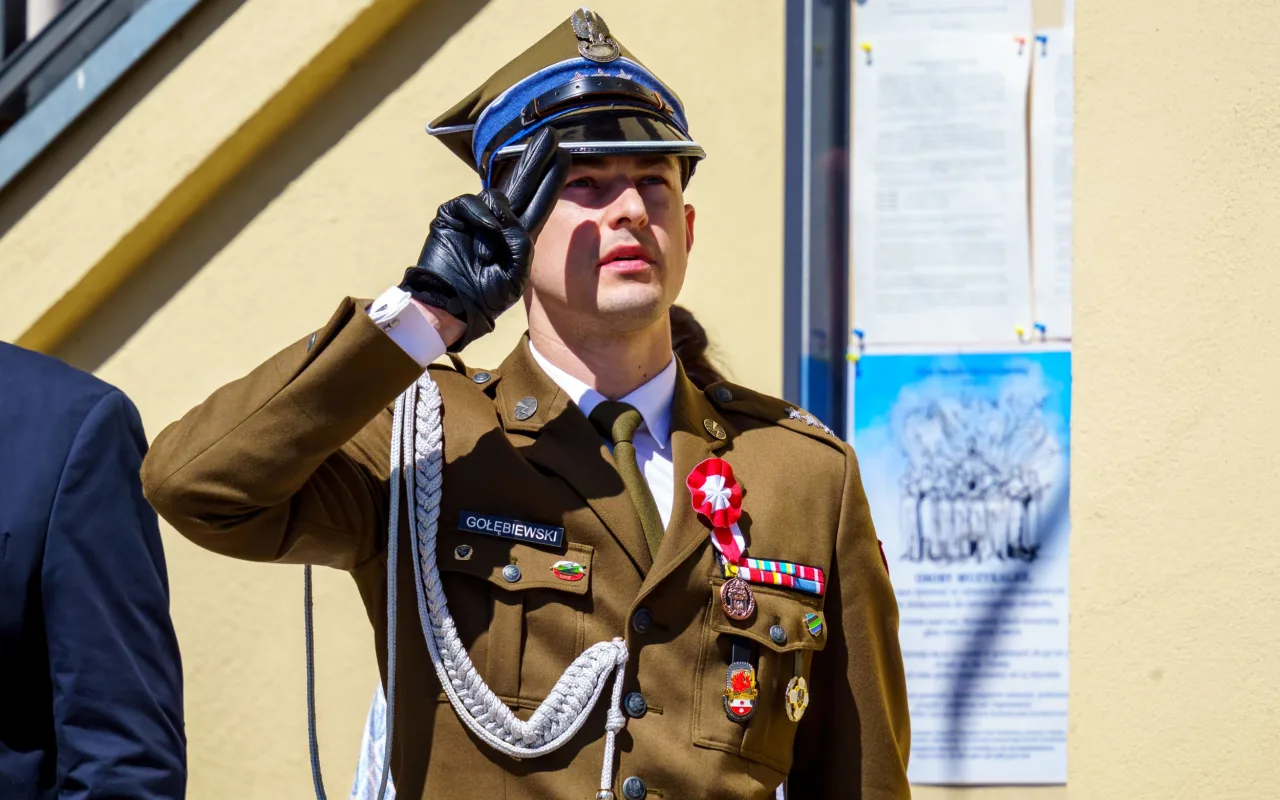 Galeria zdjęć z obchodów 235. rocznicy Konstytucji 3 Maja w Skierniewicach: msza święta, służby mundurowe oraz uroczyste złożenie kwiatów pod Pomnikiem Niepodległości na placu Jana Pawła II.