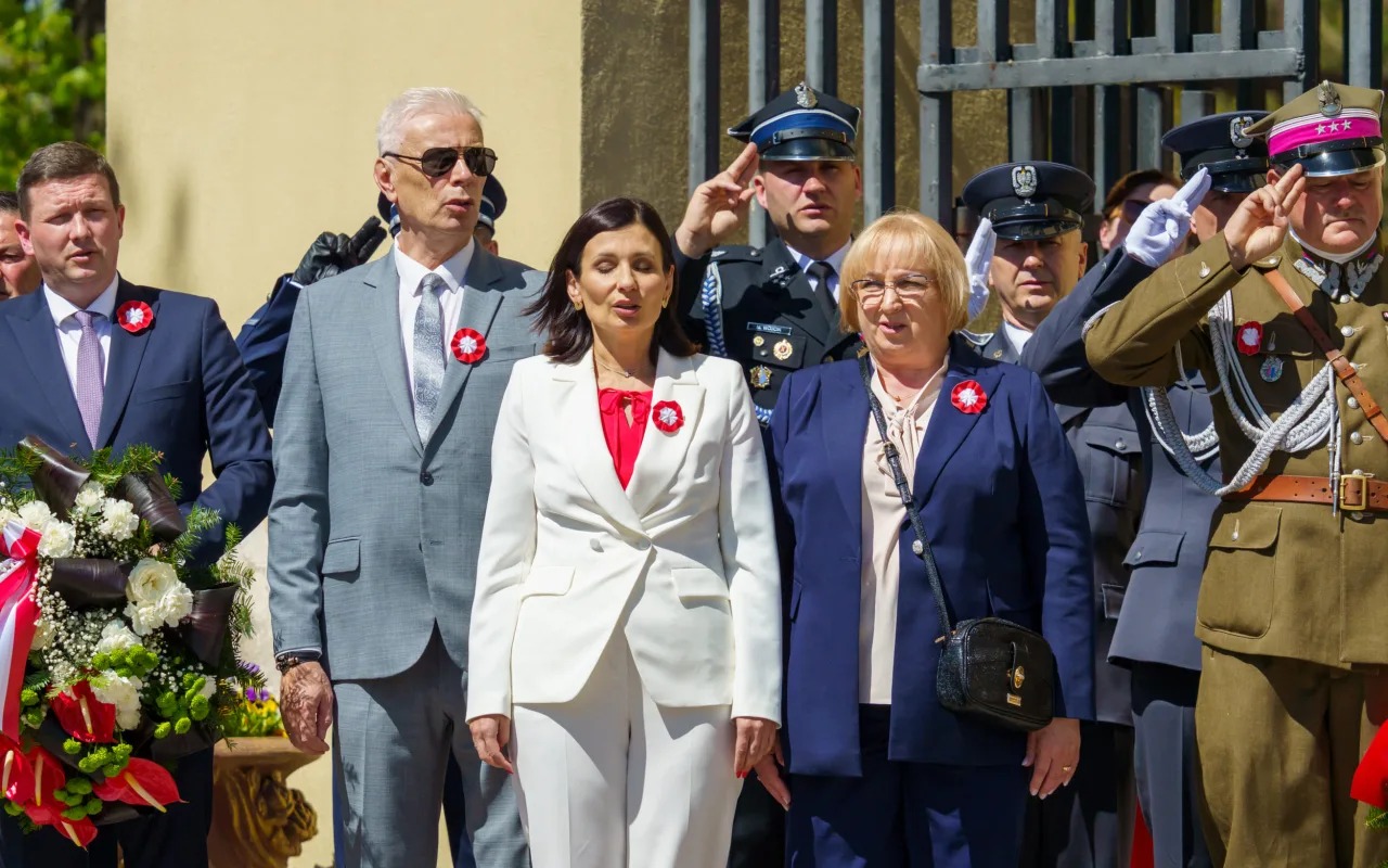 Galeria zdjęć z obchodów 235. rocznicy Konstytucji 3 Maja w Skierniewicach: msza święta, służby mundurowe oraz uroczyste złożenie kwiatów pod Pomnikiem Niepodległości na placu Jana Pawła II.