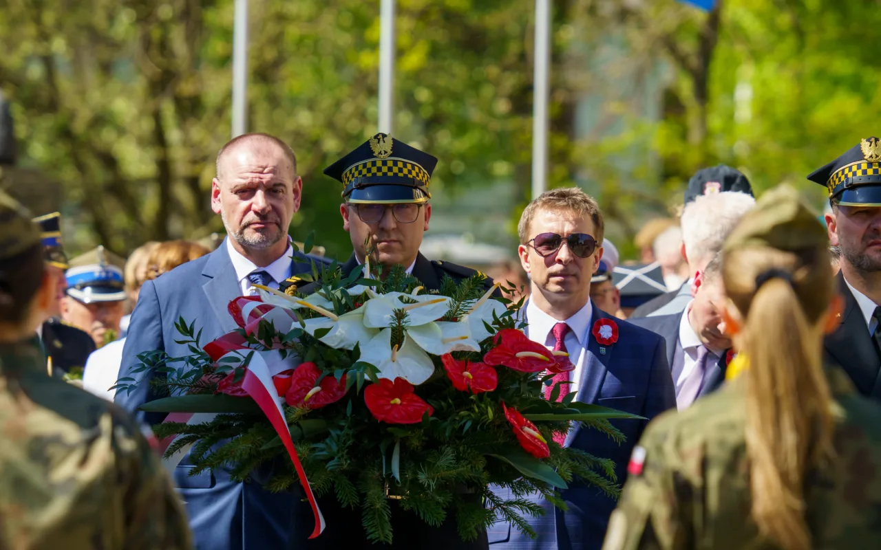 Skierniewice uczciły 235. rocznicę Konstytucji 3 Maja. Uroczystości pod Pomnikiem Niepodległości — zdjęcie 70 z 119