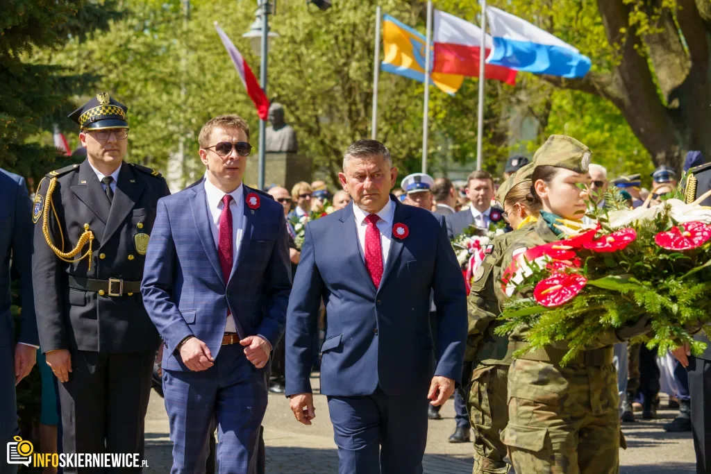 Skierniewice uczciły 235. rocznicę Konstytucji 3 Maja. Uroczystości pod Pomnikiem Niepodległości 5 Galeria zdjęć z obchodów 235. rocznicy Konstytucji 3 Maja w Skierniewicach: msza święta, służby mundurowe oraz uroczyste złożenie kwiatów pod Pomnikiem Niepodległości na placu Jana Pawła II.