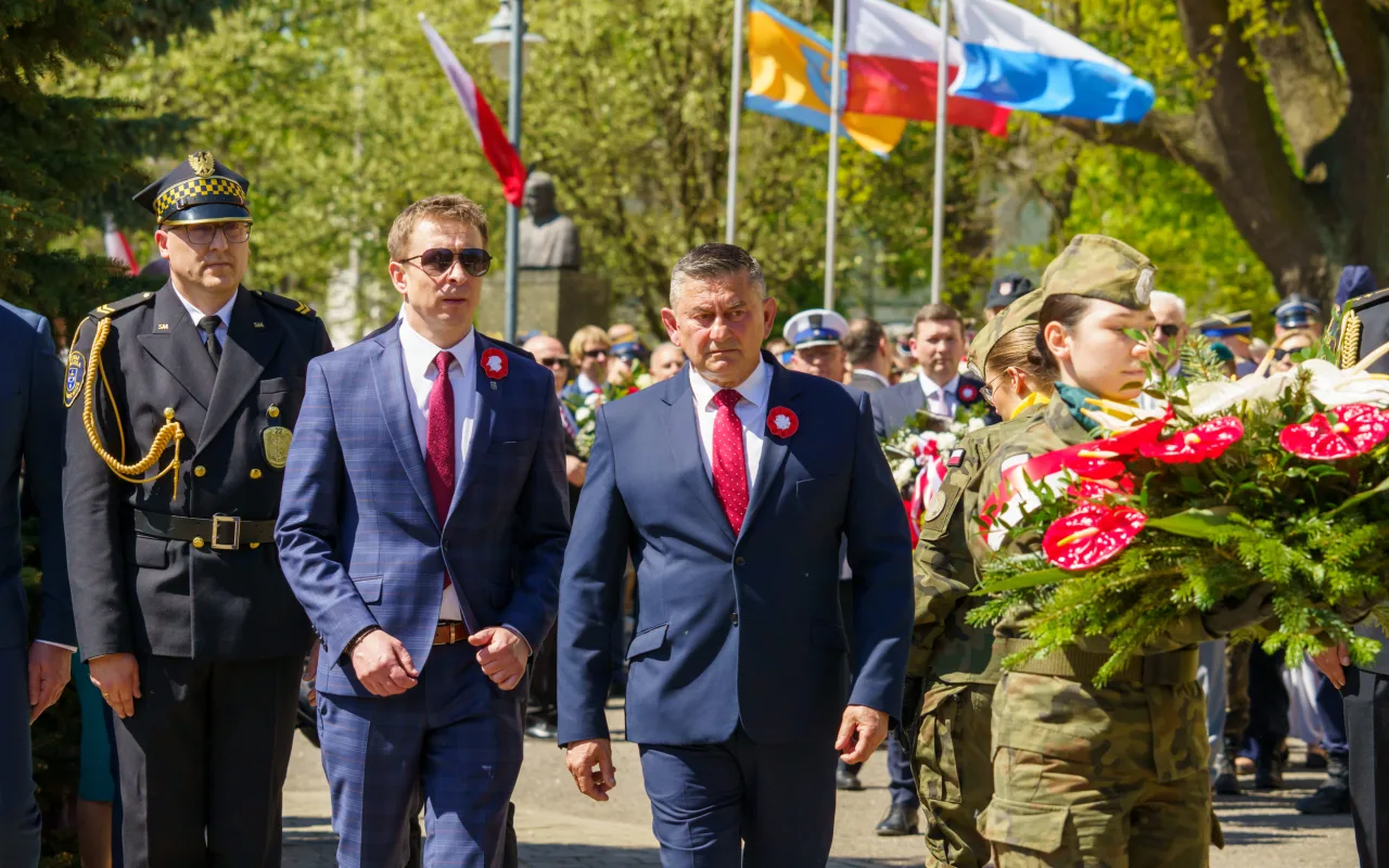 Galeria zdjęć z obchodów 235. rocznicy Konstytucji 3 Maja w Skierniewicach: msza święta, służby mundurowe oraz uroczyste złożenie kwiatów pod Pomnikiem Niepodległości na placu Jana Pawła II.