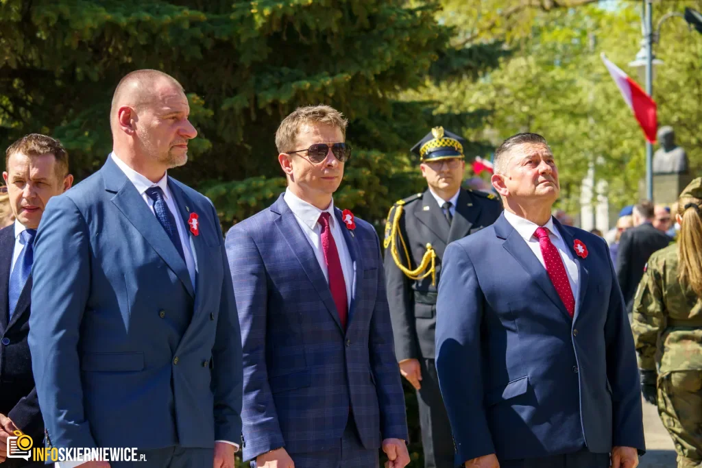 Galeria zdjęć z obchodów 235. rocznicy Konstytucji 3 Maja w Skierniewicach: msza święta, służby mundurowe oraz uroczyste złożenie kwiatów pod Pomnikiem Niepodległości na placu Jana Pawła II.