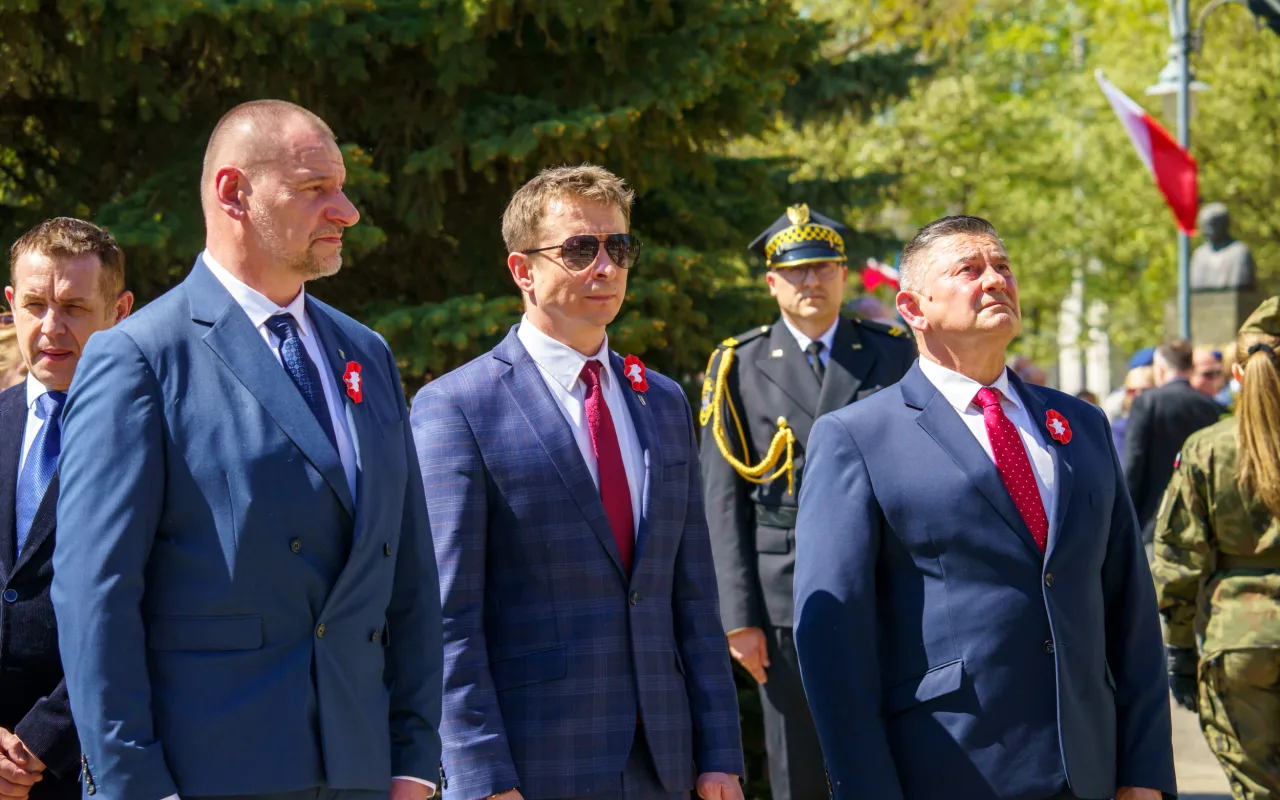 Galeria zdjęć z obchodów 235. rocznicy Konstytucji 3 Maja w Skierniewicach: msza święta, służby mundurowe oraz uroczyste złożenie kwiatów pod Pomnikiem Niepodległości na placu Jana Pawła II.