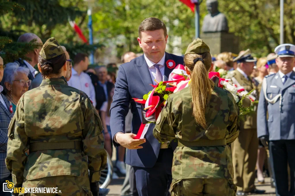 Galeria zdjęć z obchodów 235. rocznicy Konstytucji 3 Maja w Skierniewicach: msza święta, służby mundurowe oraz uroczyste złożenie kwiatów pod Pomnikiem Niepodległości na placu Jana Pawła II.