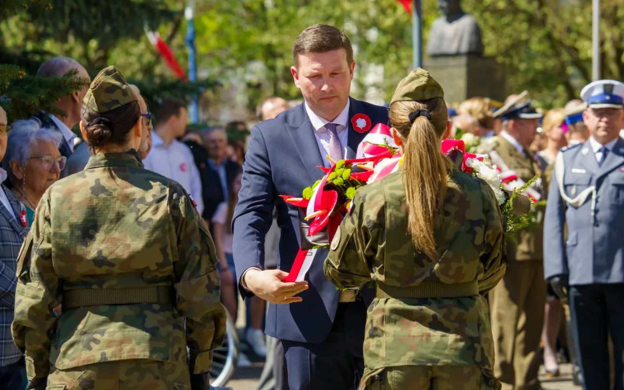 Galeria zdjęć z obchodów 235. rocznicy Konstytucji 3 Maja w Skierniewicach: msza święta, służby mundurowe oraz uroczyste złożenie kwiatów pod Pomnikiem Niepodległości na placu Jana Pawła II.