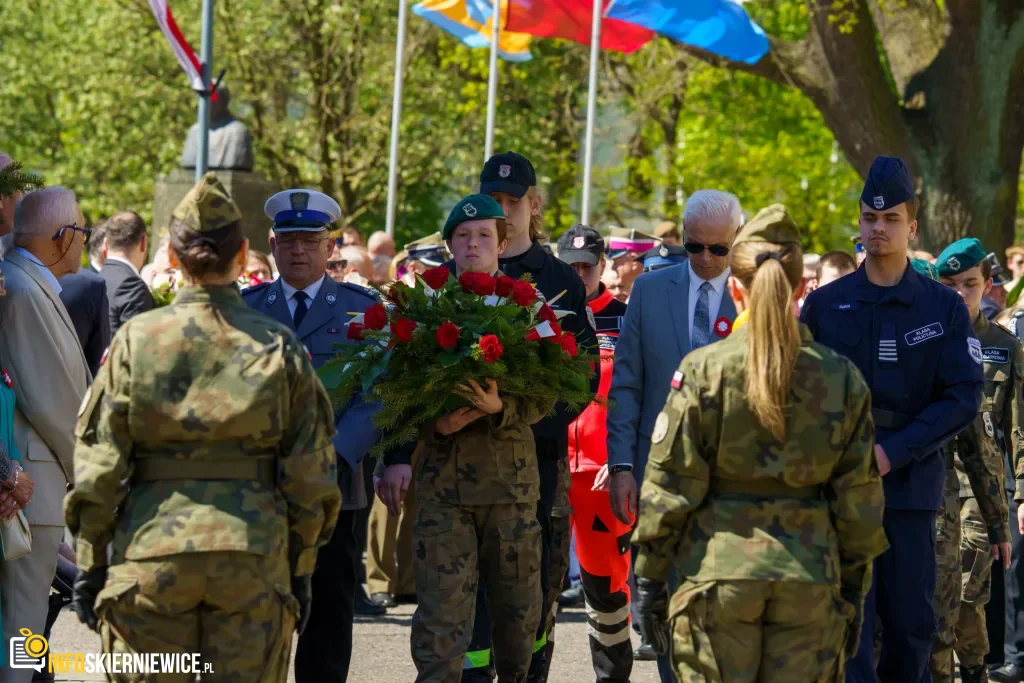 Galeria zdjęć z obchodów 235. rocznicy Konstytucji 3 Maja w Skierniewicach: msza święta, służby mundurowe oraz uroczyste złożenie kwiatów pod Pomnikiem Niepodległości na placu Jana Pawła II.