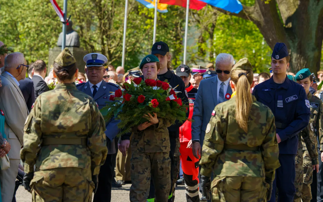 Galeria zdjęć z obchodów 235. rocznicy Konstytucji 3 Maja w Skierniewicach: msza święta, służby mundurowe oraz uroczyste złożenie kwiatów pod Pomnikiem Niepodległości na placu Jana Pawła II.