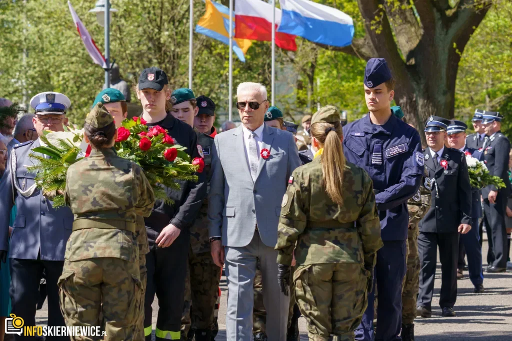 Skierniewice uczciły 235. rocznicę Konstytucji 3 Maja. Uroczystości pod Pomnikiem Niepodległości 5 Galeria zdjęć z obchodów 235. rocznicy Konstytucji 3 Maja w Skierniewicach: msza święta, służby mundurowe oraz uroczyste złożenie kwiatów pod Pomnikiem Niepodległości na placu Jana Pawła II.