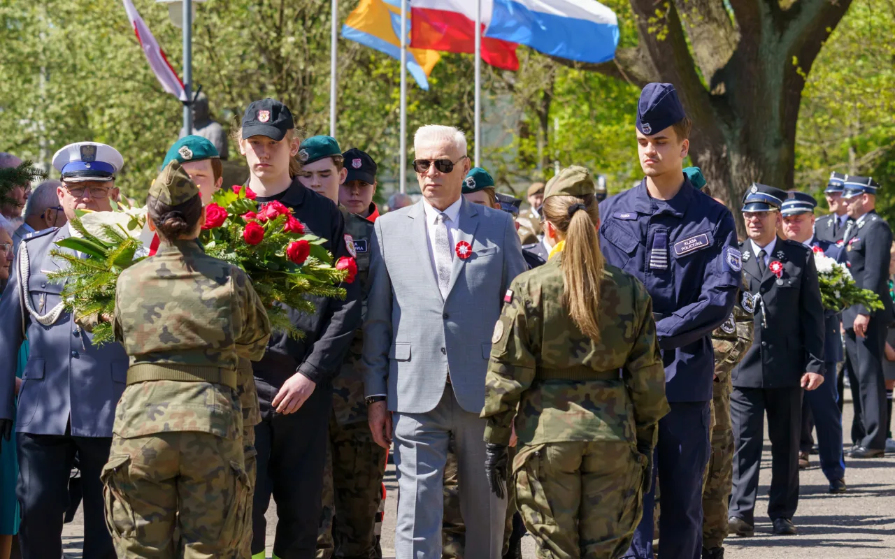 Galeria zdjęć z obchodów 235. rocznicy Konstytucji 3 Maja w Skierniewicach: msza święta, służby mundurowe oraz uroczyste złożenie kwiatów pod Pomnikiem Niepodległości na placu Jana Pawła II.