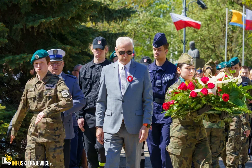 Galeria zdjęć z obchodów 235. rocznicy Konstytucji 3 Maja w Skierniewicach: msza święta, służby mundurowe oraz uroczyste złożenie kwiatów pod Pomnikiem Niepodległości na placu Jana Pawła II.