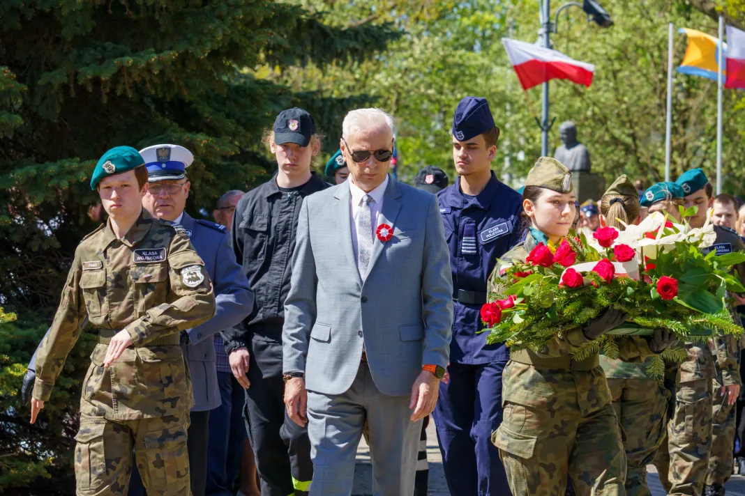 Galeria zdjęć z obchodów 235. rocznicy Konstytucji 3 Maja w Skierniewicach: msza święta, służby mundurowe oraz uroczyste złożenie kwiatów pod Pomnikiem Niepodległości na placu Jana Pawła II.
