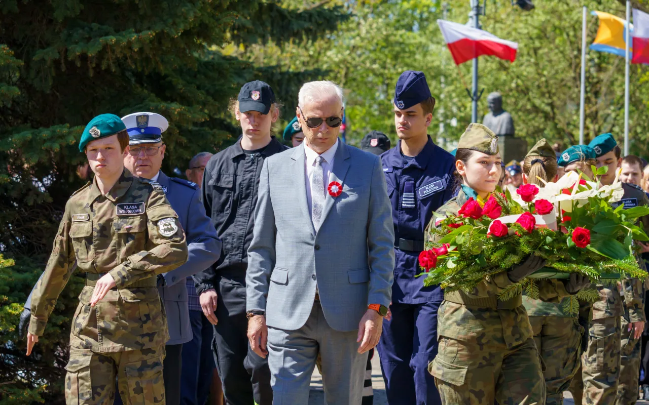 Galeria zdjęć z obchodów 235. rocznicy Konstytucji 3 Maja w Skierniewicach: msza święta, służby mundurowe oraz uroczyste złożenie kwiatów pod Pomnikiem Niepodległości na placu Jana Pawła II.