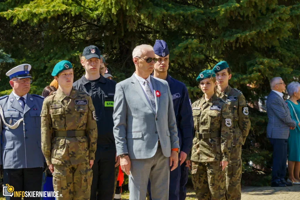 Skierniewice uczciły 235. rocznicę Konstytucji 3 Maja. Uroczystości pod Pomnikiem Niepodległości 1 Galeria zdjęć z obchodów 235. rocznicy Konstytucji 3 Maja w Skierniewicach: msza święta, służby mundurowe oraz uroczyste złożenie kwiatów pod Pomnikiem Niepodległości na placu Jana Pawła II.