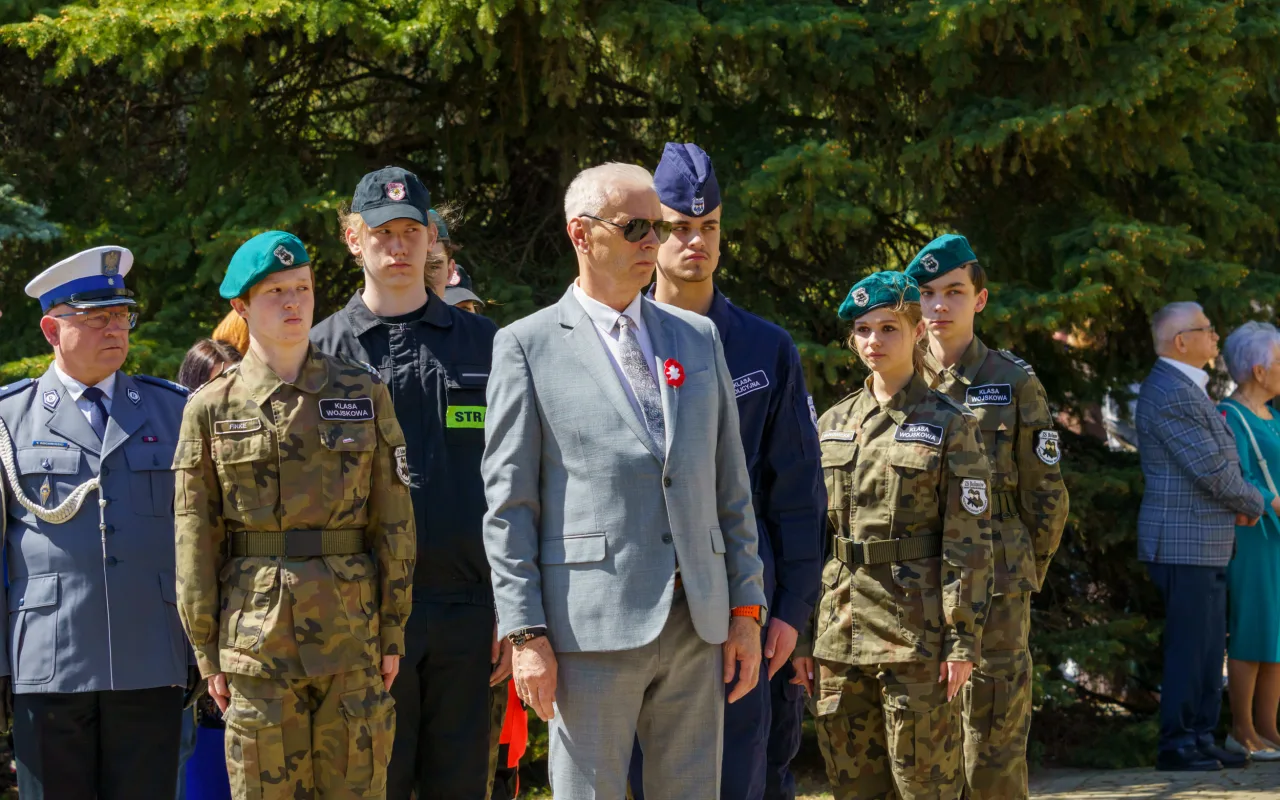 Galeria zdjęć z obchodów 235. rocznicy Konstytucji 3 Maja w Skierniewicach: msza święta, służby mundurowe oraz uroczyste złożenie kwiatów pod Pomnikiem Niepodległości na placu Jana Pawła II.