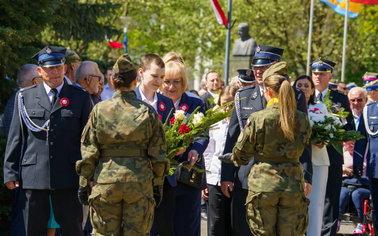Skierniewice uczciły 235. rocznicę Konstytucji 3 Maja. Uroczystości pod Pomnikiem Niepodległości — zdjęcie 78 z 119