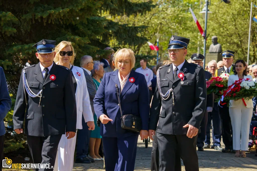 Skierniewice uczciły 235. rocznicę Konstytucji 3 Maja. Uroczystości pod Pomnikiem Niepodległości 1 Galeria zdjęć z obchodów 235. rocznicy Konstytucji 3 Maja w Skierniewicach: msza święta, służby mundurowe oraz uroczyste złożenie kwiatów pod Pomnikiem Niepodległości na placu Jana Pawła II.