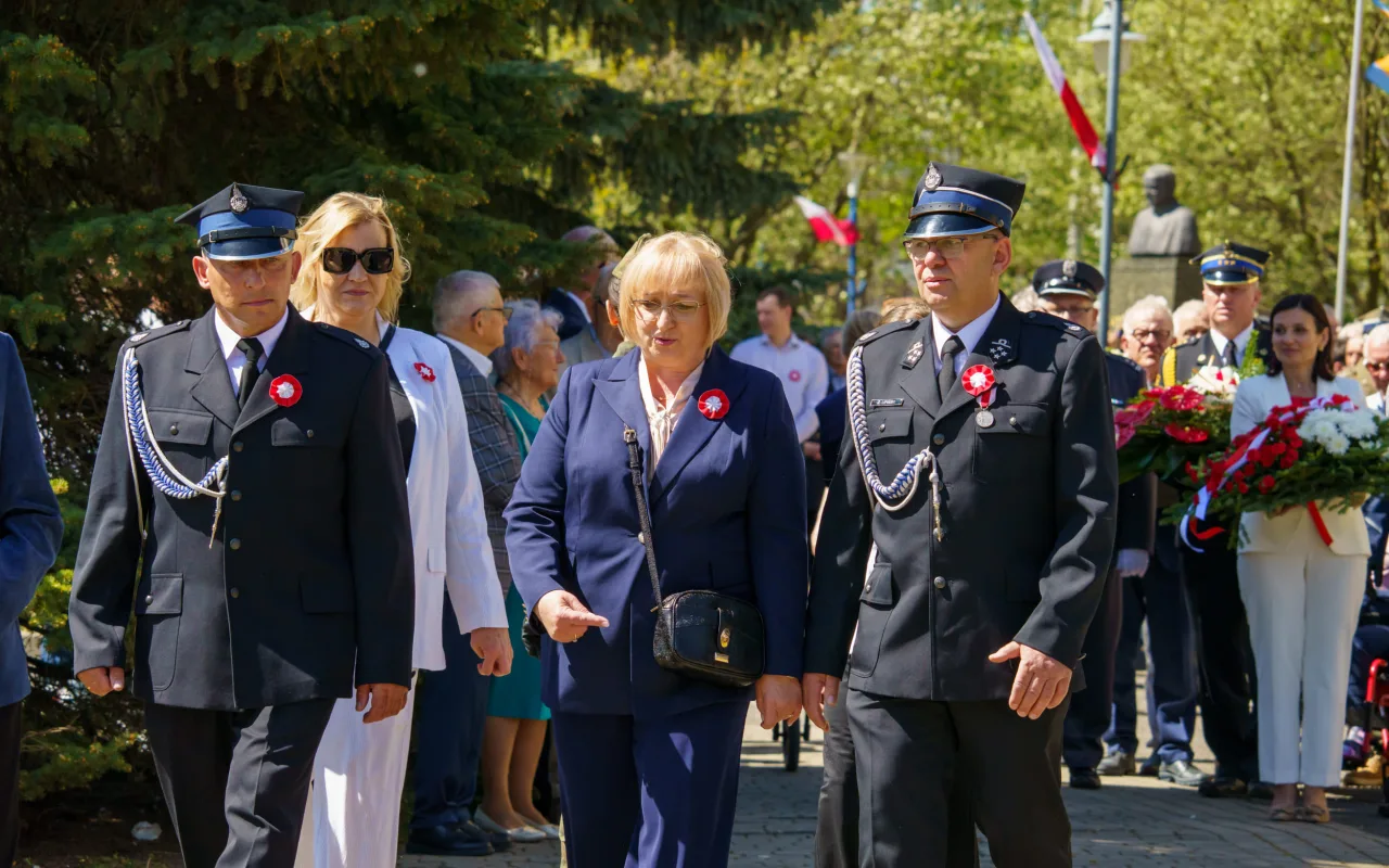 Galeria zdjęć z obchodów 235. rocznicy Konstytucji 3 Maja w Skierniewicach: msza święta, służby mundurowe oraz uroczyste złożenie kwiatów pod Pomnikiem Niepodległości na placu Jana Pawła II.