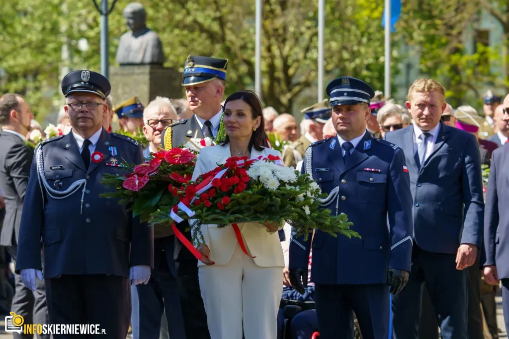 Galeria zdjęć z obchodów 235. rocznicy Konstytucji 3 Maja w Skierniewicach: msza święta, służby mundurowe oraz uroczyste złożenie kwiatów pod Pomnikiem Niepodległości na placu Jana Pawła II.