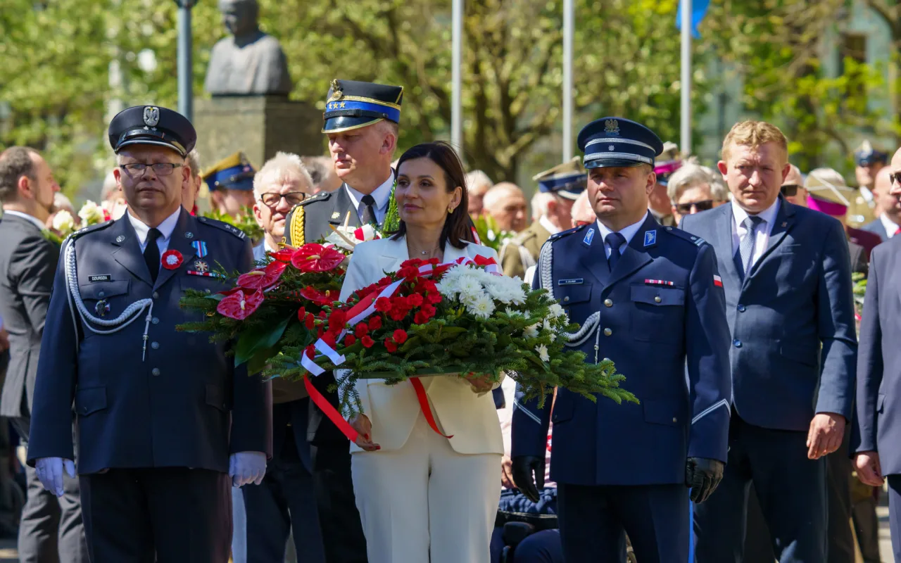 Galeria zdjęć z obchodów 235. rocznicy Konstytucji 3 Maja w Skierniewicach: msza święta, służby mundurowe oraz uroczyste złożenie kwiatów pod Pomnikiem Niepodległości na placu Jana Pawła II.