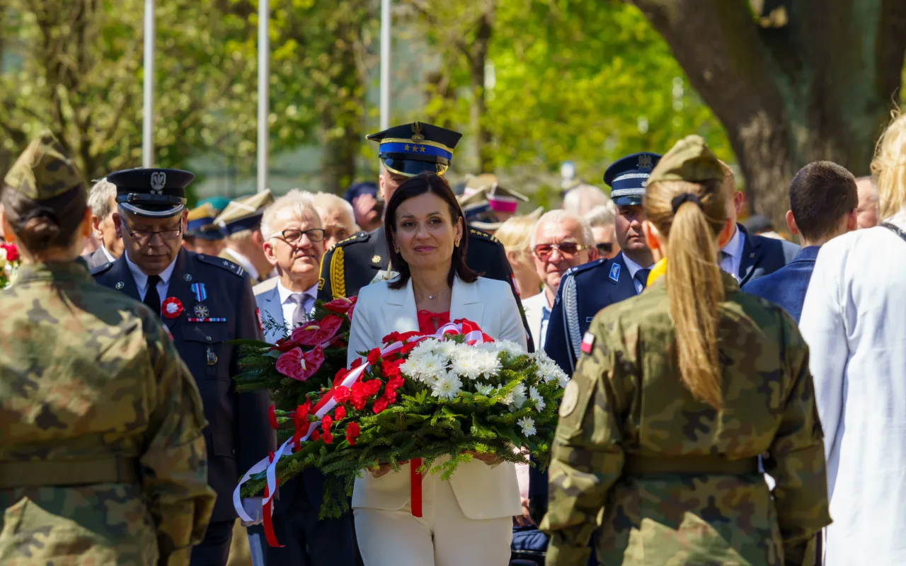 Skierniewice uczciły 235. rocznicę Konstytucji 3 Maja. Uroczystości pod Pomnikiem Niepodległości — zdjęcie 81 z 119