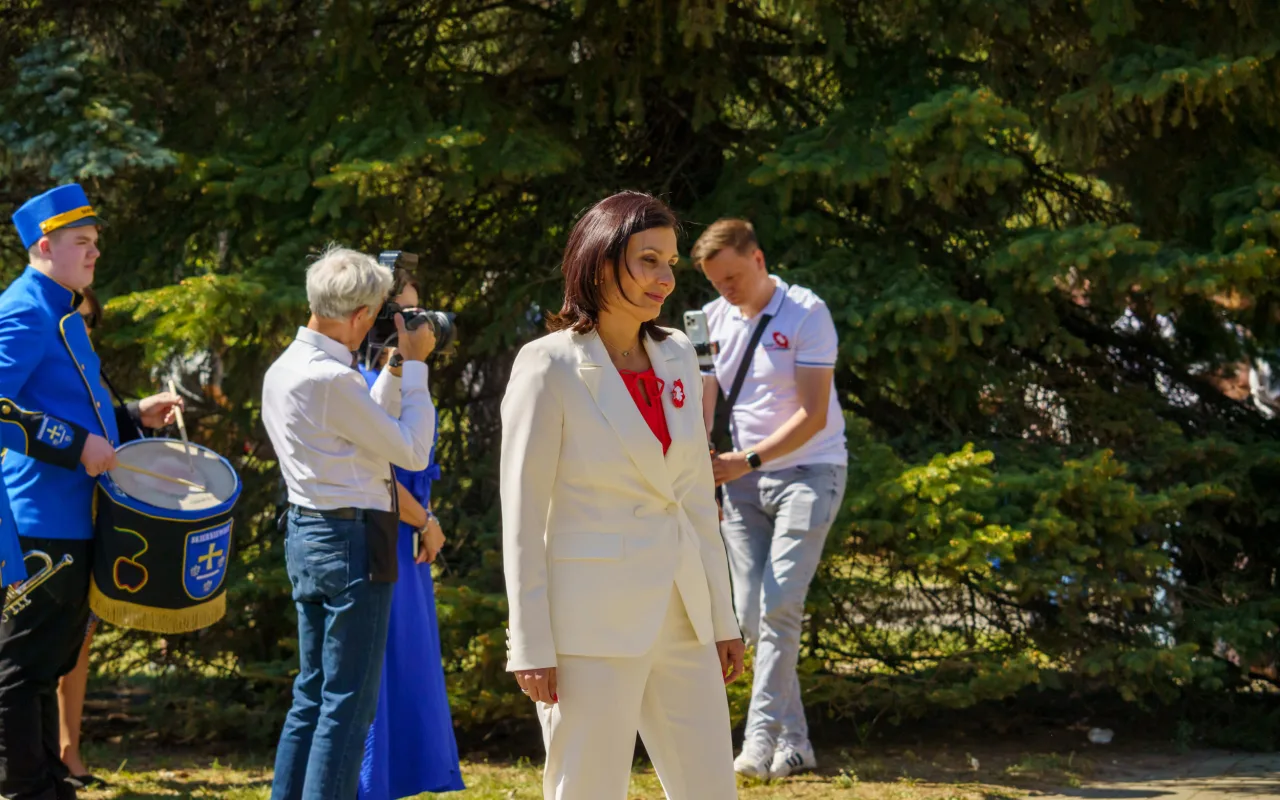 Galeria zdjęć z obchodów 235. rocznicy Konstytucji 3 Maja w Skierniewicach: msza święta, służby mundurowe oraz uroczyste złożenie kwiatów pod Pomnikiem Niepodległości na placu Jana Pawła II.