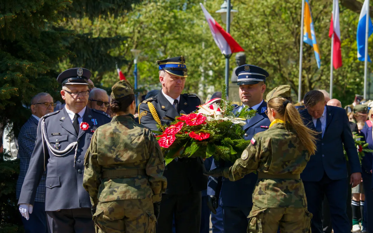 Skierniewice uczciły 235. rocznicę Konstytucji 3 Maja. Uroczystości pod Pomnikiem Niepodległości — zdjęcie 83 z 119