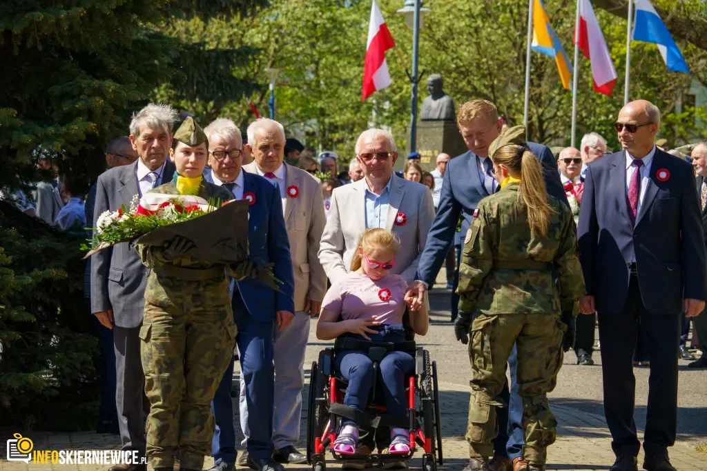 Galeria zdjęć z obchodów 235. rocznicy Konstytucji 3 Maja w Skierniewicach: msza święta, służby mundurowe oraz uroczyste złożenie kwiatów pod Pomnikiem Niepodległości na placu Jana Pawła II.
