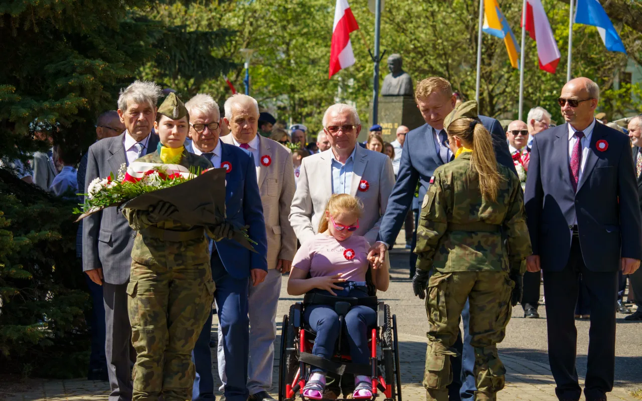 Galeria zdjęć z obchodów 235. rocznicy Konstytucji 3 Maja w Skierniewicach: msza święta, służby mundurowe oraz uroczyste złożenie kwiatów pod Pomnikiem Niepodległości na placu Jana Pawła II.