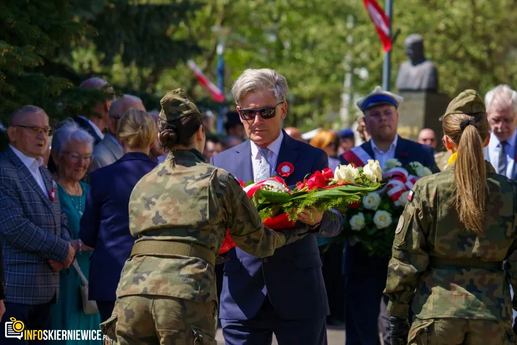 Galeria zdjęć z obchodów 235. rocznicy Konstytucji 3 Maja w Skierniewicach: msza święta, służby mundurowe oraz uroczyste złożenie kwiatów pod Pomnikiem Niepodległości na placu Jana Pawła II.