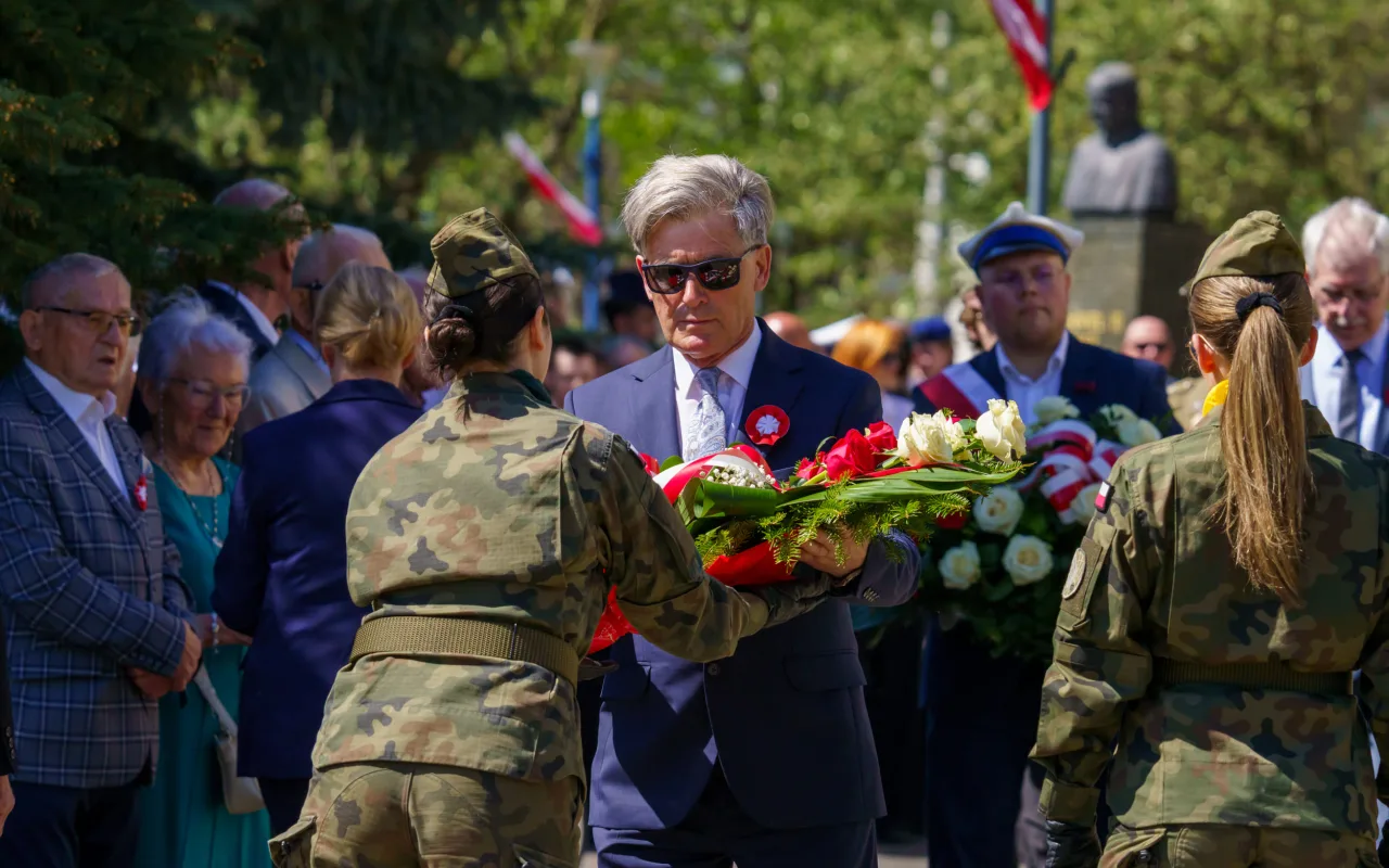 Galeria zdjęć z obchodów 235. rocznicy Konstytucji 3 Maja w Skierniewicach: msza święta, służby mundurowe oraz uroczyste złożenie kwiatów pod Pomnikiem Niepodległości na placu Jana Pawła II.