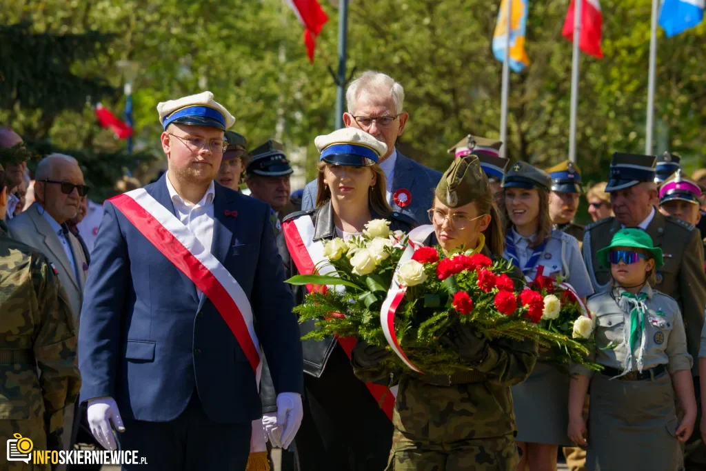Skierniewice uczciły 235. rocznicę Konstytucji 3 Maja. Uroczystości pod Pomnikiem Niepodległości 6 Galeria zdjęć z obchodów 235. rocznicy Konstytucji 3 Maja w Skierniewicach: msza święta, służby mundurowe oraz uroczyste złożenie kwiatów pod Pomnikiem Niepodległości na placu Jana Pawła II.
