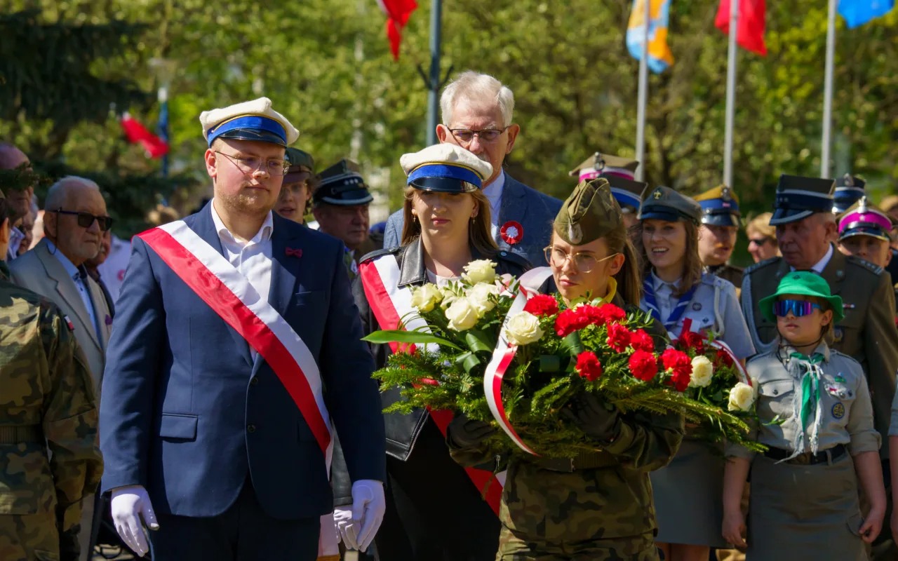 Galeria zdjęć z obchodów 235. rocznicy Konstytucji 3 Maja w Skierniewicach: msza święta, służby mundurowe oraz uroczyste złożenie kwiatów pod Pomnikiem Niepodległości na placu Jana Pawła II.