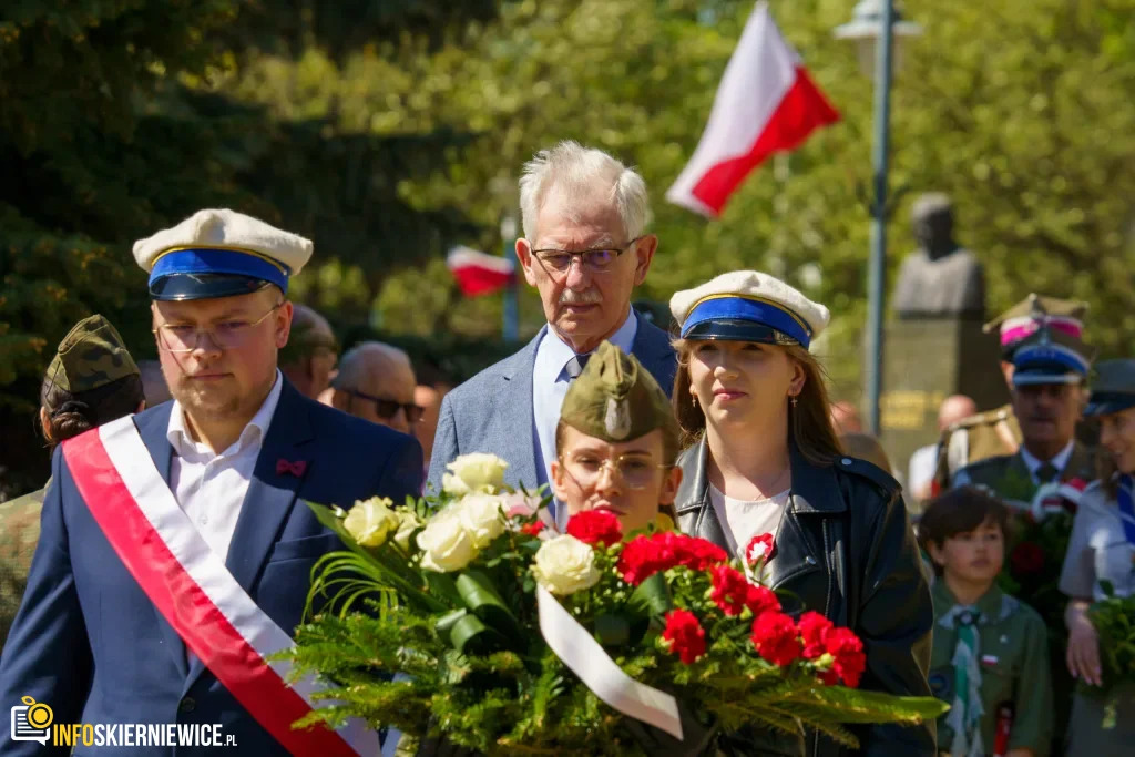 Skierniewice uczciły 235. rocznicę Konstytucji 3 Maja. Uroczystości pod Pomnikiem Niepodległości 6 Galeria zdjęć z obchodów 235. rocznicy Konstytucji 3 Maja w Skierniewicach: msza święta, służby mundurowe oraz uroczyste złożenie kwiatów pod Pomnikiem Niepodległości na placu Jana Pawła II.
