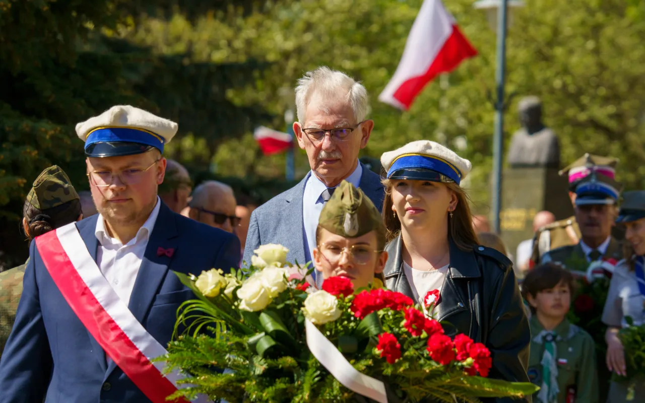 Galeria zdjęć z obchodów 235. rocznicy Konstytucji 3 Maja w Skierniewicach: msza święta, służby mundurowe oraz uroczyste złożenie kwiatów pod Pomnikiem Niepodległości na placu Jana Pawła II.