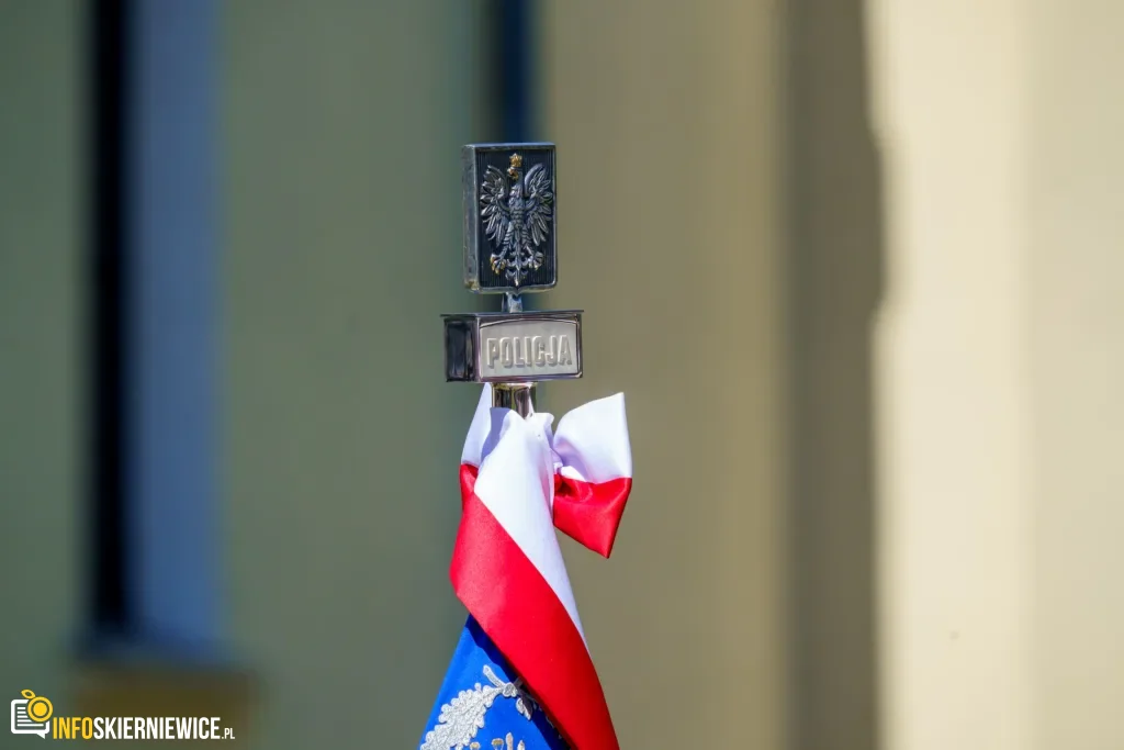 Galeria zdjęć z obchodów 235. rocznicy Konstytucji 3 Maja w Skierniewicach: msza święta, służby mundurowe oraz uroczyste złożenie kwiatów pod Pomnikiem Niepodległości na placu Jana Pawła II.
