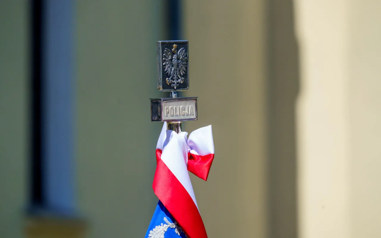 Galeria zdjęć z obchodów 235. rocznicy Konstytucji 3 Maja w Skierniewicach: msza święta, służby mundurowe oraz uroczyste złożenie kwiatów pod Pomnikiem Niepodległości na placu Jana Pawła II.