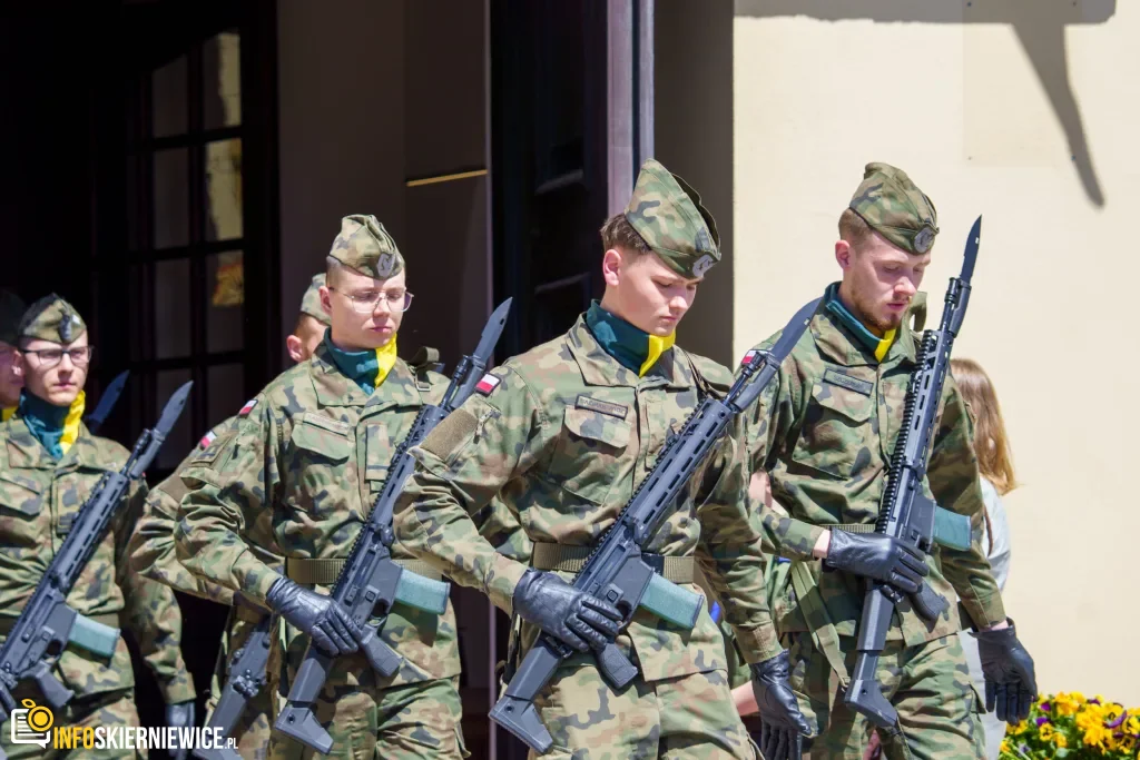 Galeria zdjęć z obchodów 235. rocznicy Konstytucji 3 Maja w Skierniewicach: msza święta, służby mundurowe oraz uroczyste złożenie kwiatów pod Pomnikiem Niepodległości na placu Jana Pawła II.