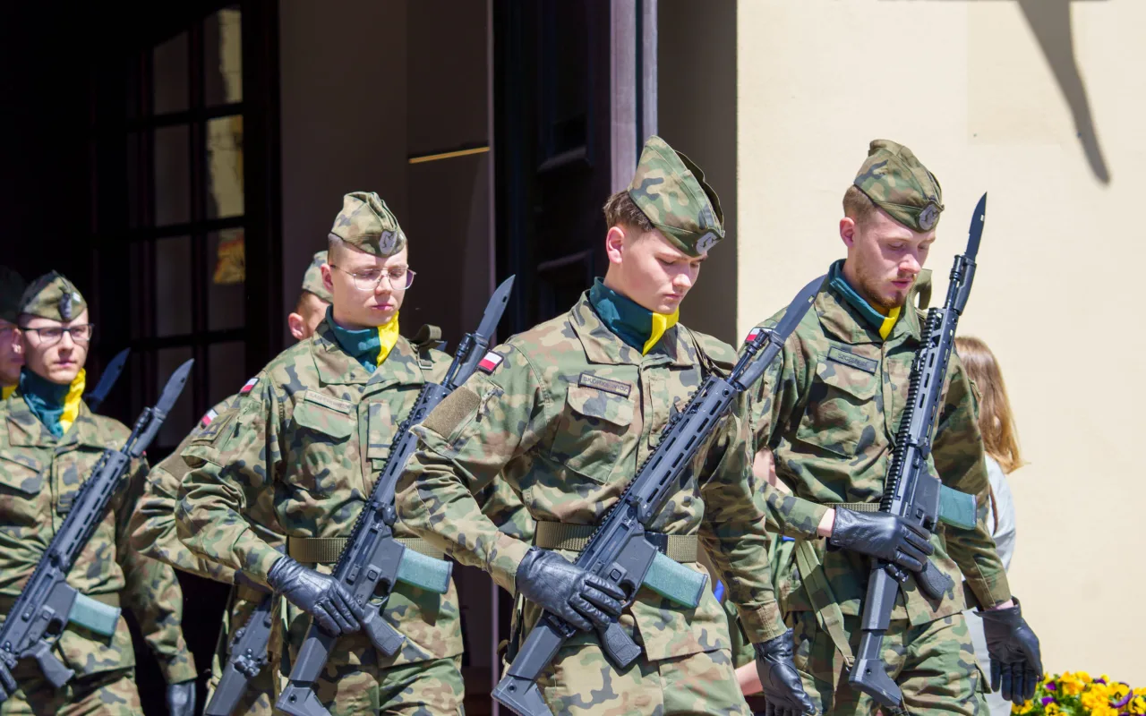 Galeria zdjęć z obchodów 235. rocznicy Konstytucji 3 Maja w Skierniewicach: msza święta, służby mundurowe oraz uroczyste złożenie kwiatów pod Pomnikiem Niepodległości na placu Jana Pawła II.