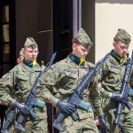 Galeria zdjęć z obchodów 235. rocznicy Konstytucji 3 Maja w Skierniewicach: msza święta, służby mundurowe oraz uroczyste złożenie kwiatów pod Pomnikiem Niepodległości na placu Jana Pawła II.