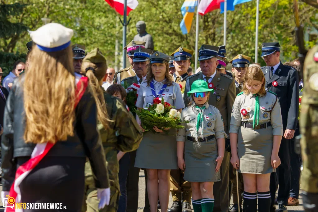 Skierniewice uczciły 235. rocznicę Konstytucji 3 Maja. Uroczystości pod Pomnikiem Niepodległości 1 Galeria zdjęć z obchodów 235. rocznicy Konstytucji 3 Maja w Skierniewicach: msza święta, służby mundurowe oraz uroczyste złożenie kwiatów pod Pomnikiem Niepodległości na placu Jana Pawła II.